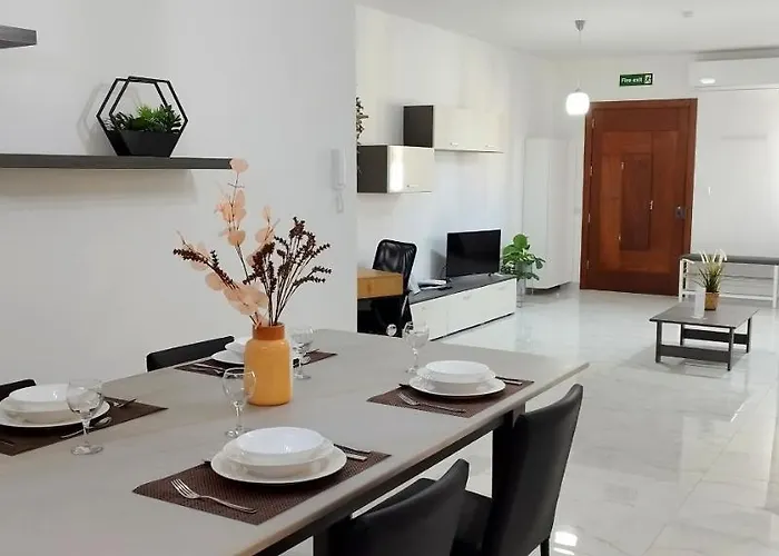 Large And Modern In The Centre Of Malta דירה מוסטה